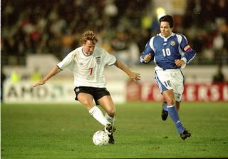 11 Oct 2000: Ray Parlour of England holds off Jari Litmanen of Finland during the World Cup 2002 Group 9 Qualifying match played at the Olympic Stadium, in Helsinki, Finland. The match ended in a 0-0 draw. \ Mandatory Credit: Shaun Botterill /Allsport