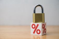 Padlock on percentage sign (interest rate) 