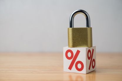 Padlock on percentage sign (interest rate) 