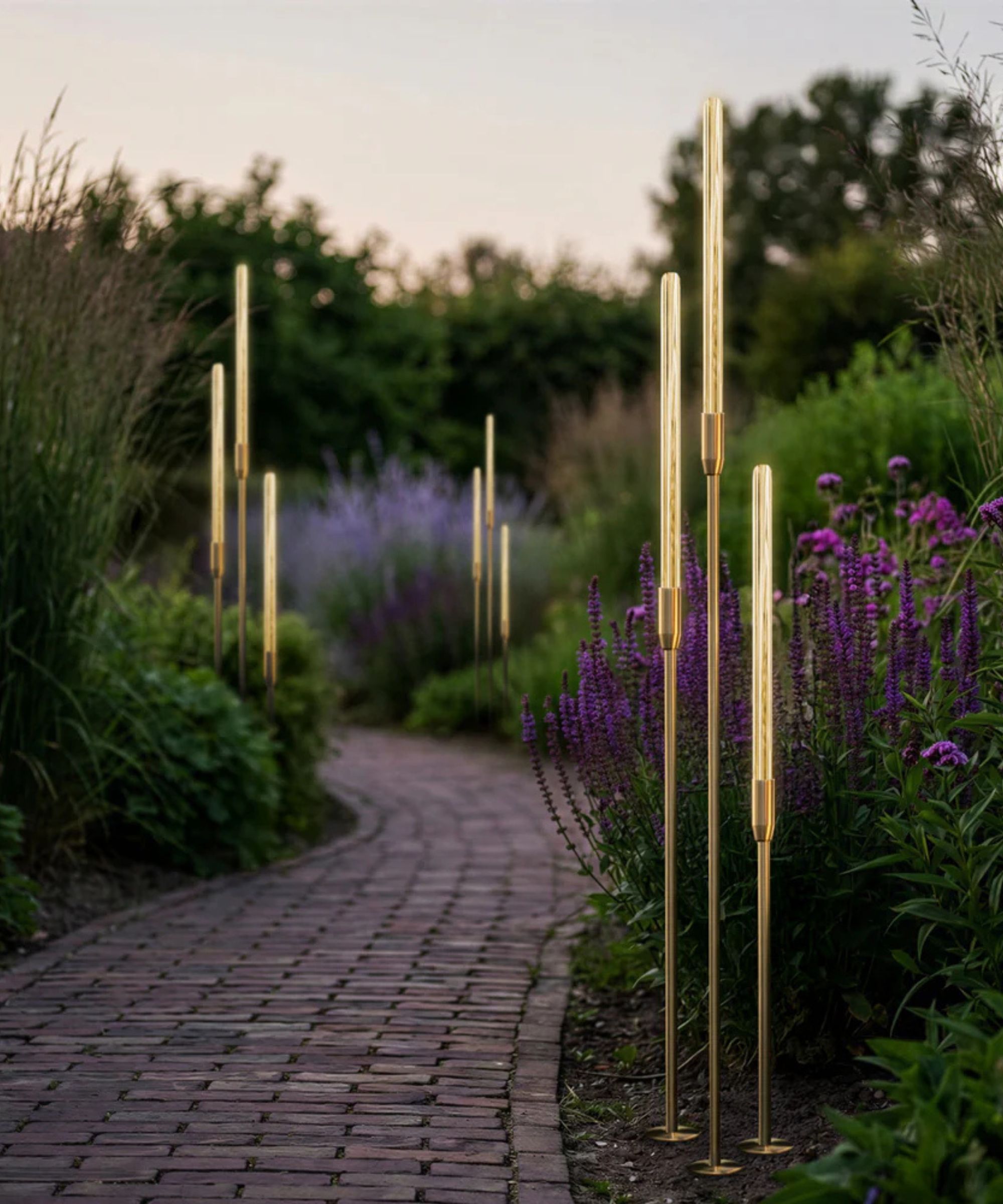 The 'Bullrush' Lighting Trend Makes Your Garden Look Fancy | Livingetc