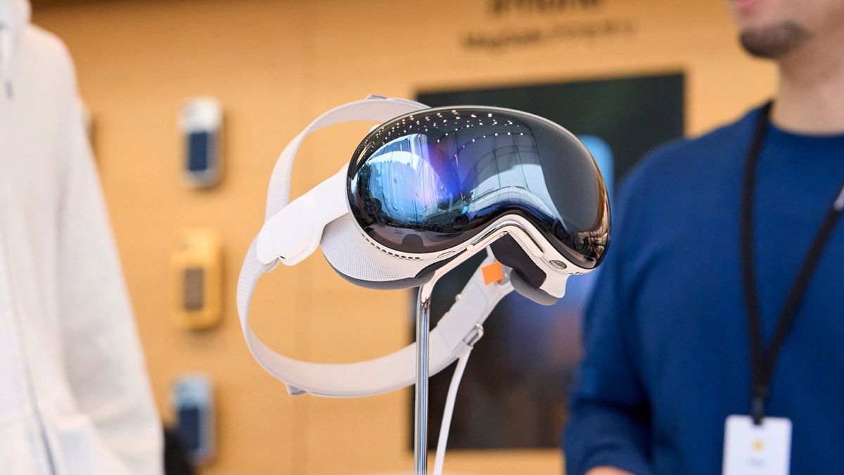 Apple Vision Pro update brings AI features to spatial computing, easier ...