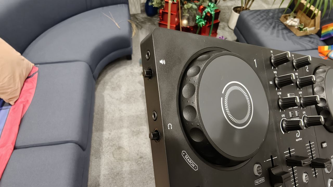The DDJ-FLX2 jogwheel and audio jacks