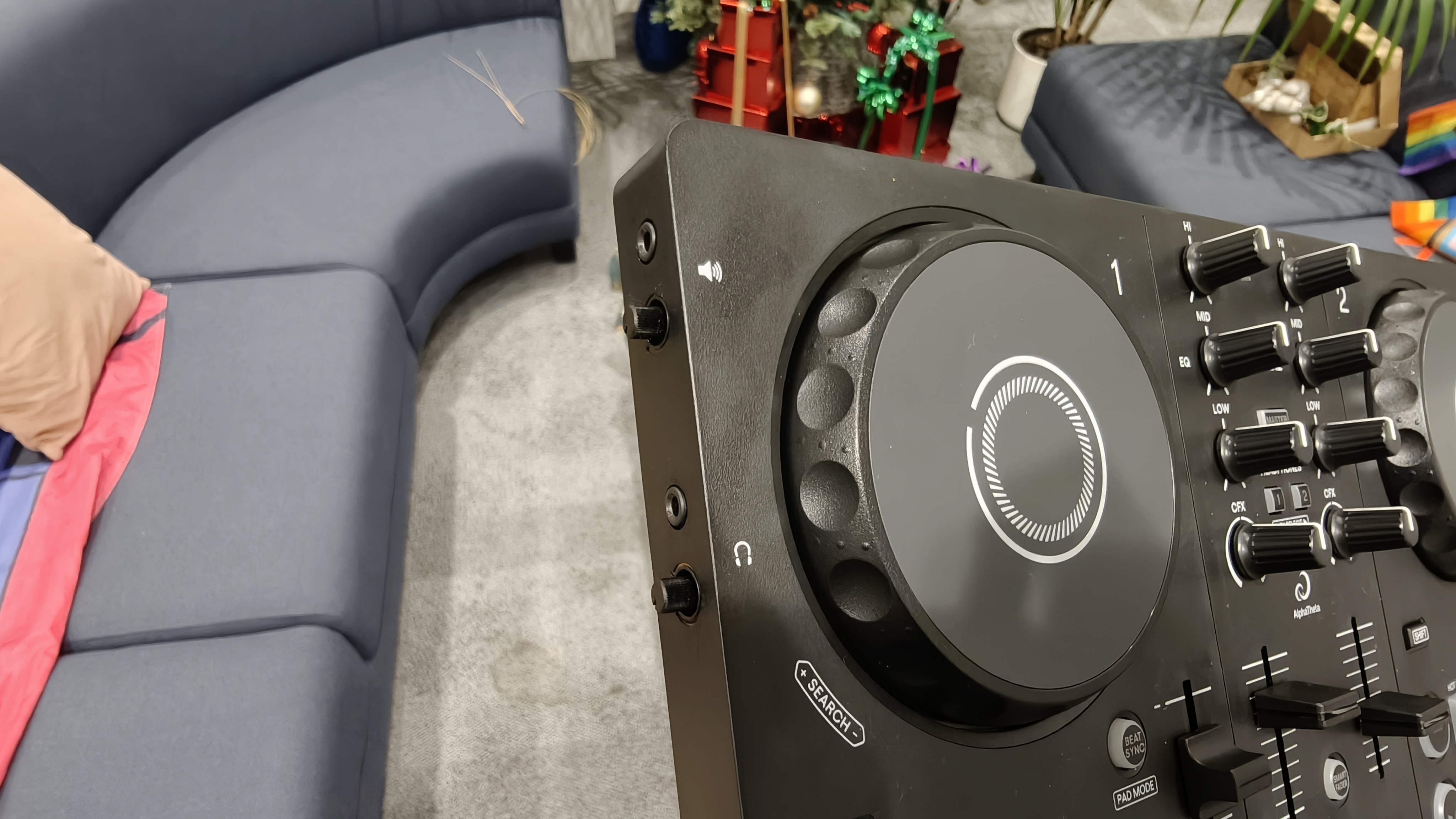 The DDJ-FLX2 jogwheel and audio jacks