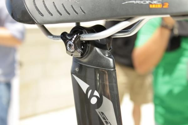 The seatpost features a one-bolt clamp and adjustable head with a range of position from +10mm to -10mm offset.