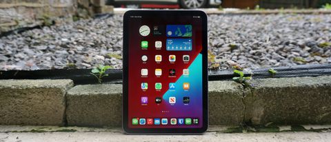 iPad mini 2021 med tændt skærm stående oprejst
