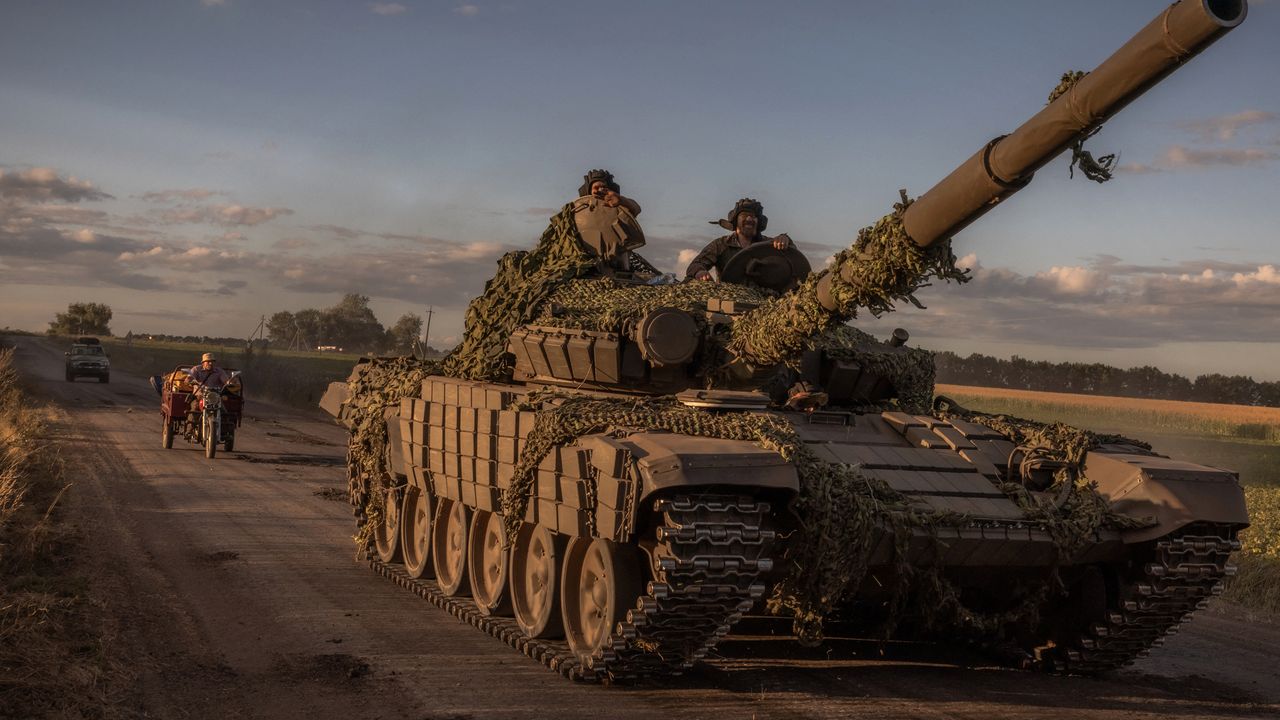 Ukrainian tanks approach border with Russia&#039;s Kursk region