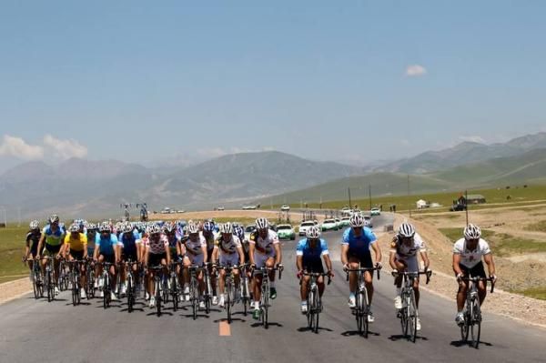 The main group contending with the cross winds.