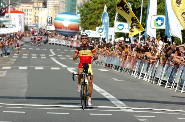 Philippe Gilbert (Omega Pharma-Lotto) takes the win.