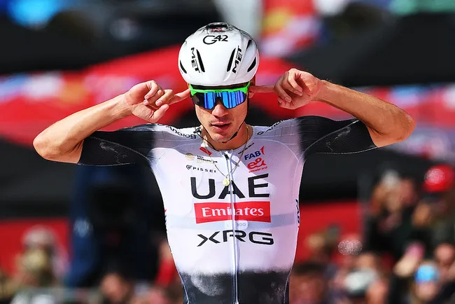 Juian Ayuso esulta allarrivo della settima tappa della Vuelta (Photo credit: Getty Images)