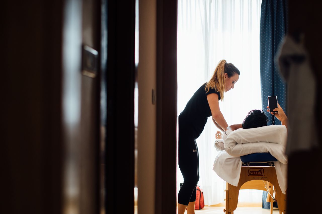 Auxi Martin performs post-stage massage.