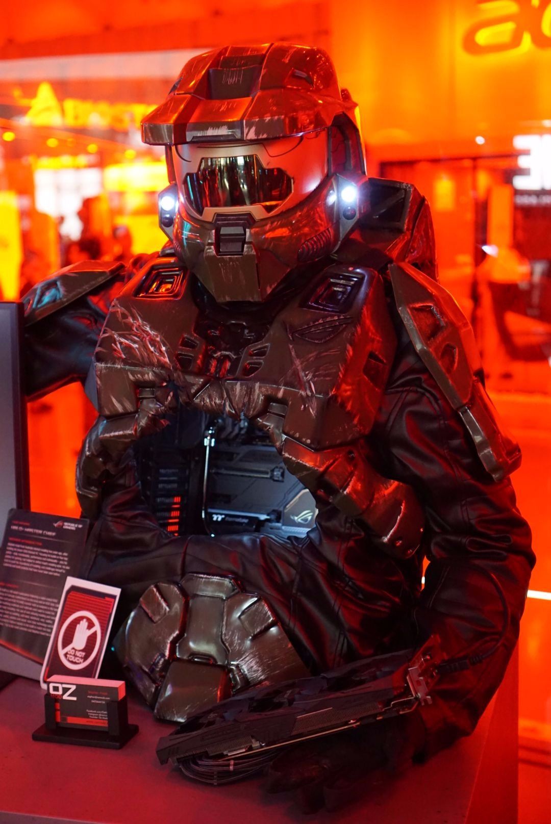 This case mod is built inside the gaping chest cavity of Master Chief ...