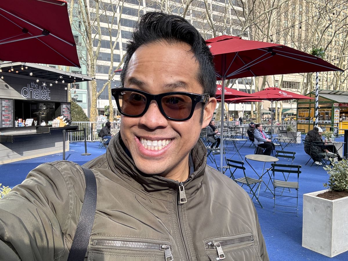 Apple iPhone 15 Pro Max daytime selfie.