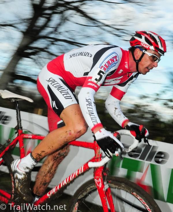 Todd Wells (Specialized) chasing the lead group.