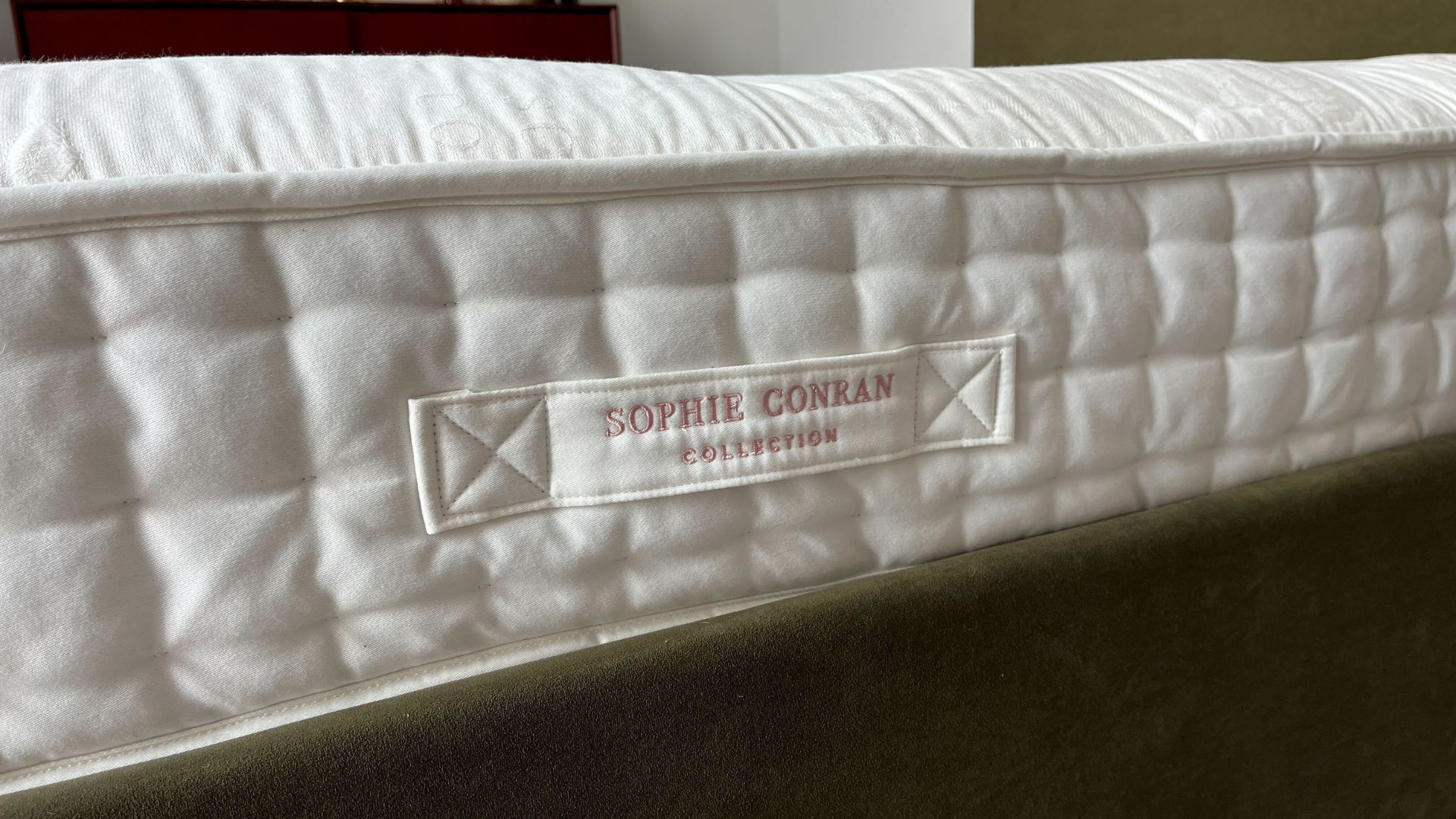 side of the mattress with handle and name of collection