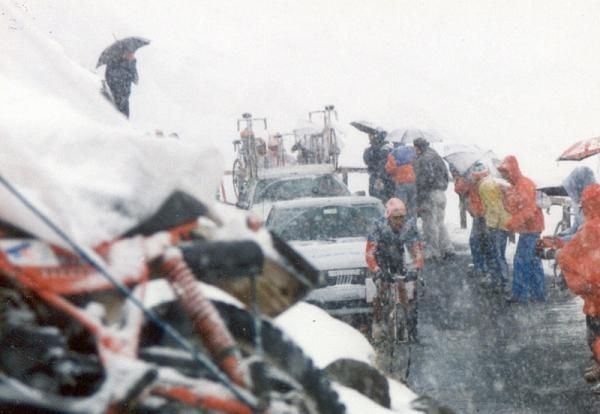 Amazingly, specatators braved the Gavia ascent where they witnessed Andy Hampsten riding his way into history.