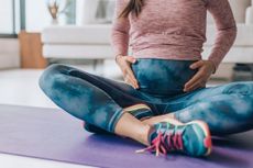 Pregnant woman exercises her pelvic floor muscle 