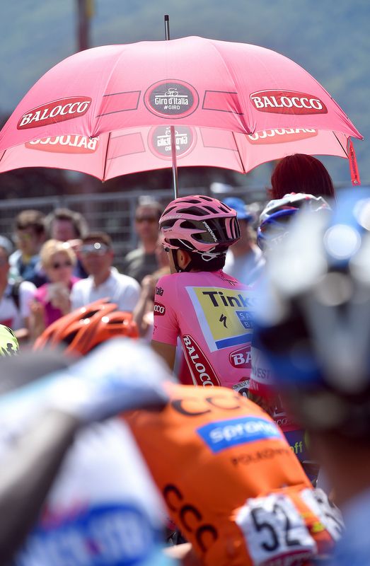Some shade for the pink jersey of Alberto Contador