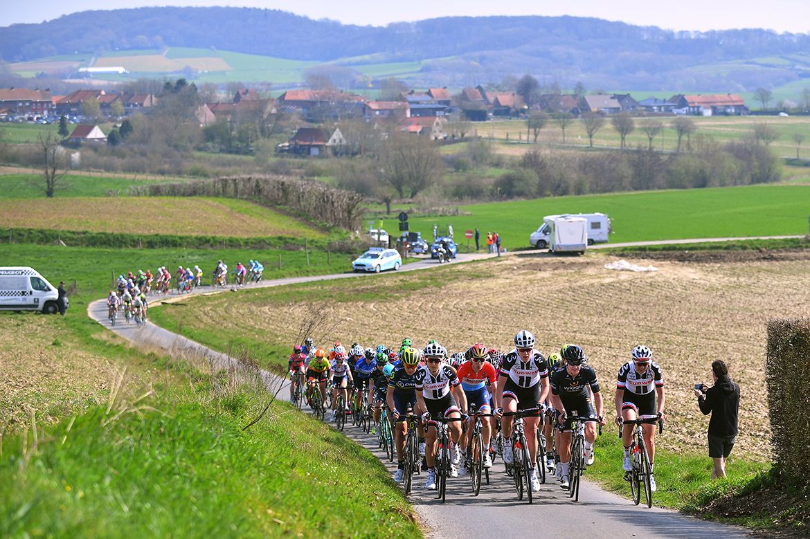 The women's peloton traverses the fields of Flanders at Gent-Wevelgem