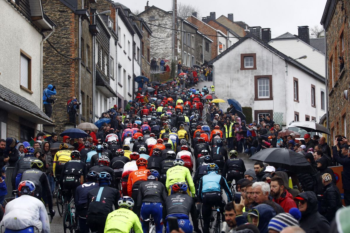 The peloton tackle the C&ocirc;te de Saint-Roch
