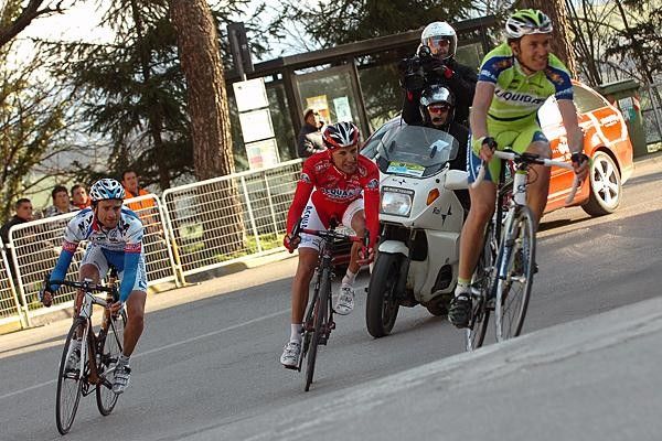Stefano Garzelli (Acqua &amp; Sapone-Caff&egrave; Mokambo), Ivan Basso (Liquigas) and Michele Scarponi (Diquigiovanni-Androni) speed up as the finish line nears.