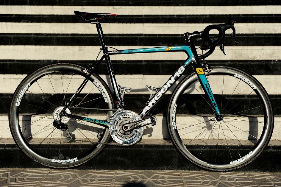 Fabio Aru's Gallium Pro is fitted with a FSA K-Force Light cranks, Look Keo pedals and Vision Metron 40 wheels and Schwalbe tyres