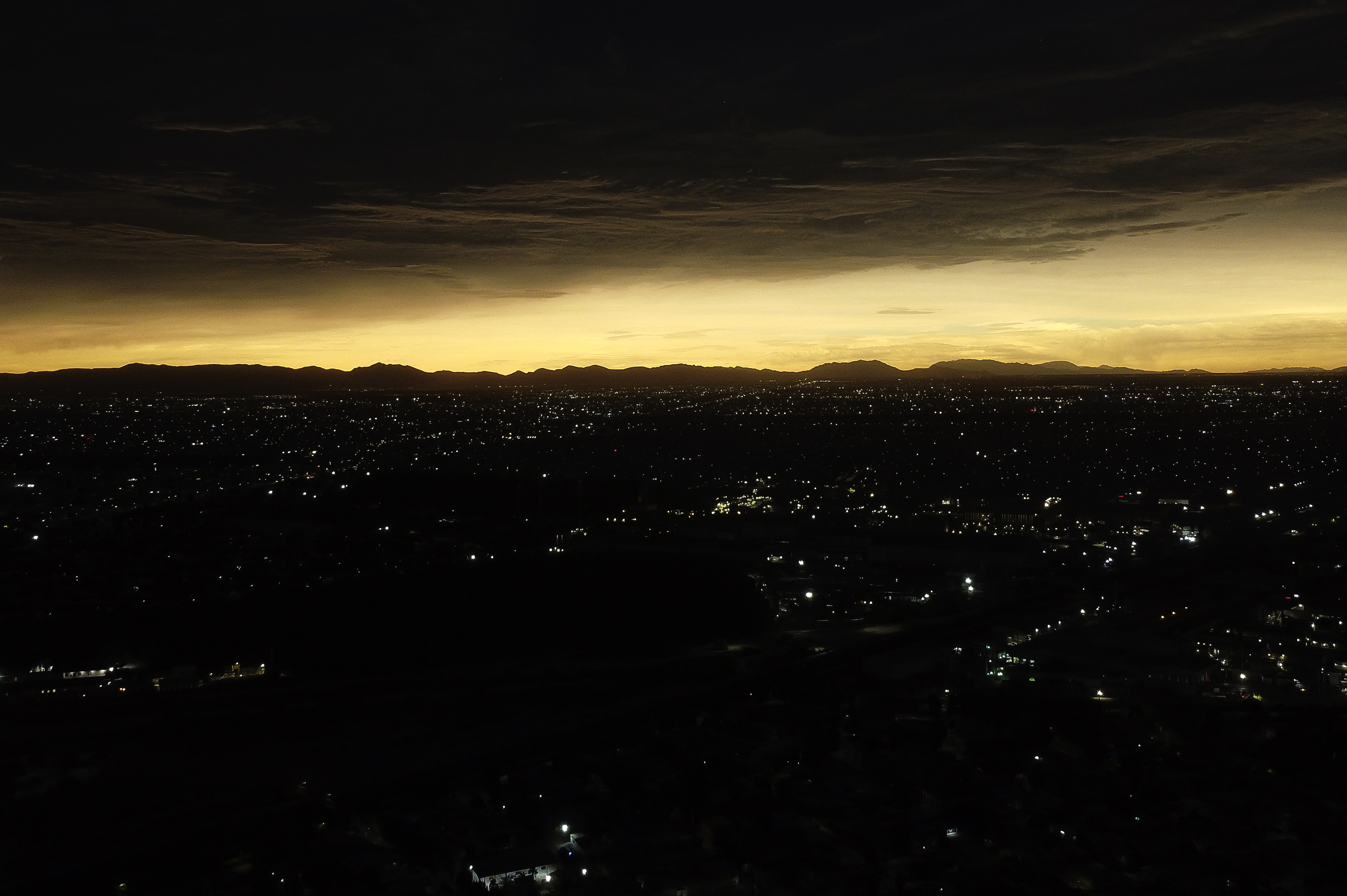 El cielo sobre Dorian, México, parece bañado de luz.