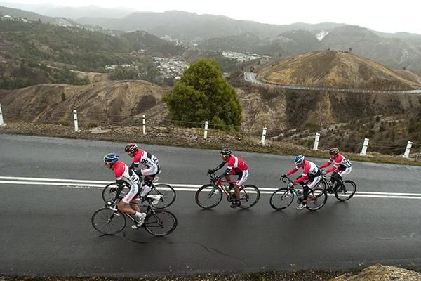Search2Retain/MyTeam2 on the climb out of Queenstown during the team time trial on stage three of the tour.