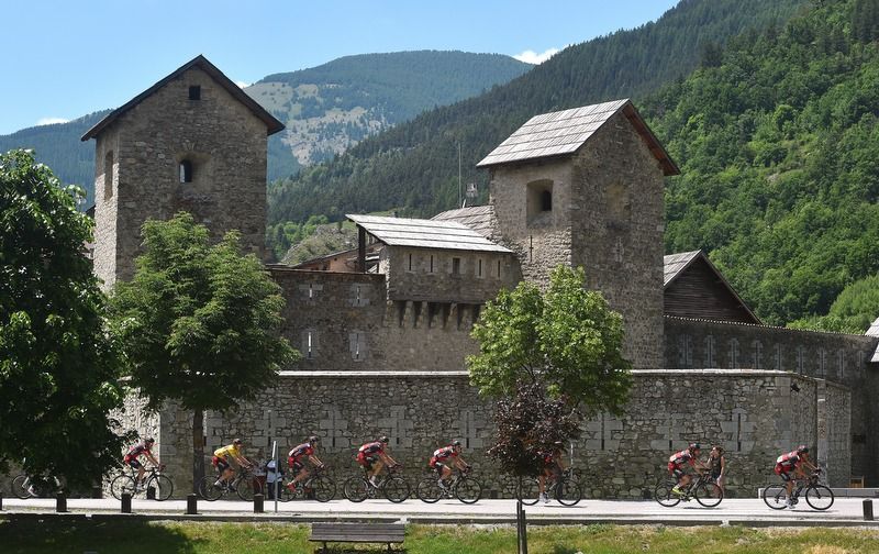 The castle of Colmars-les-Alpes lets the peloton pass by