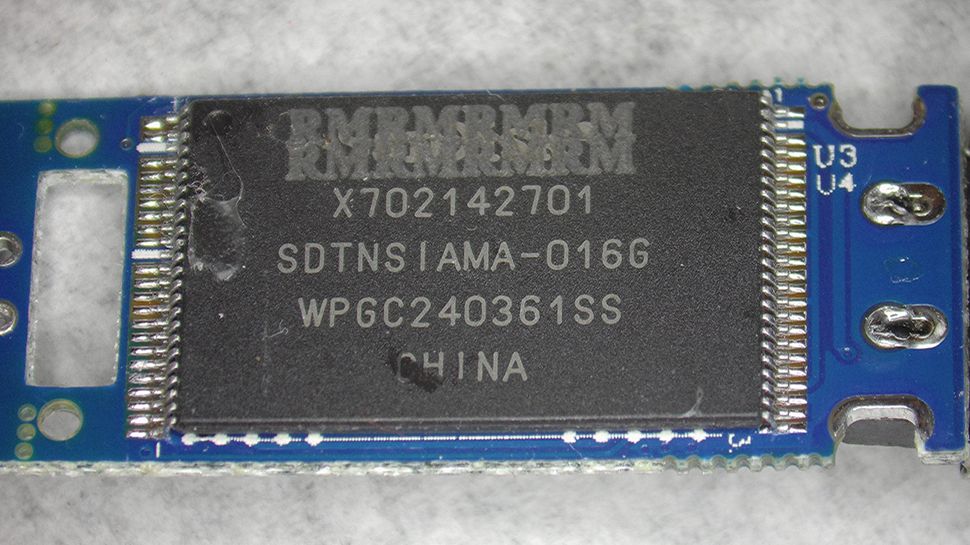 The manufacturer&#039;s name of this NAND chip is obscured.