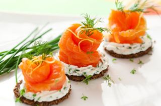 canape recipe_Smoked salmon roses on rye toast