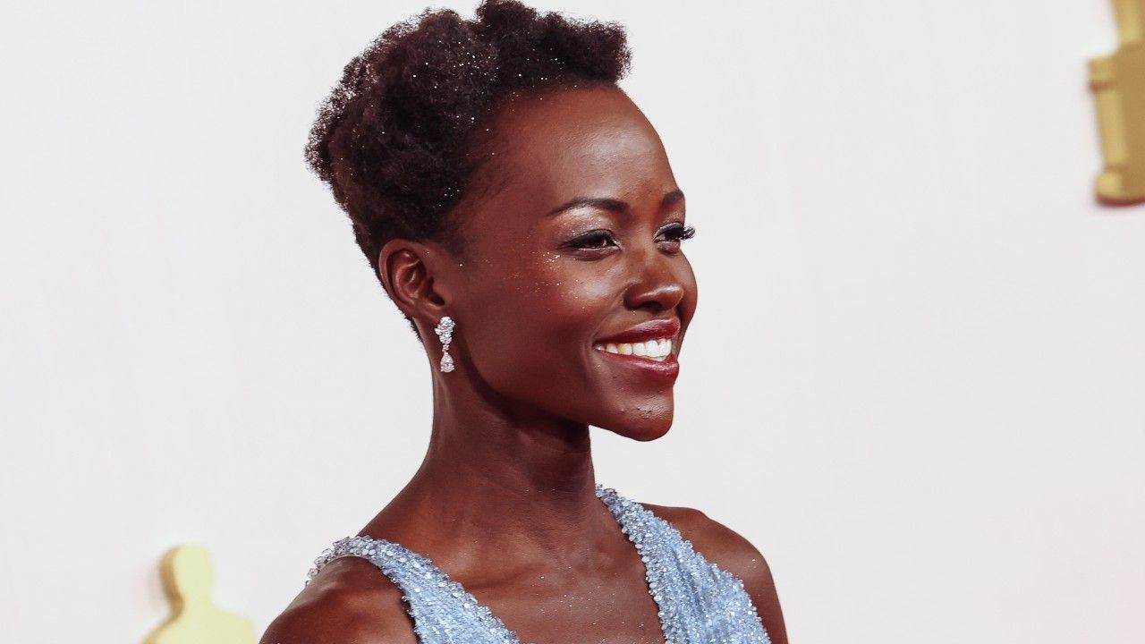 lupita nyongo at the 2024 oscars with silver body glitter