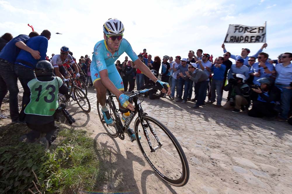 Lars Boom take a tight line through the corner
