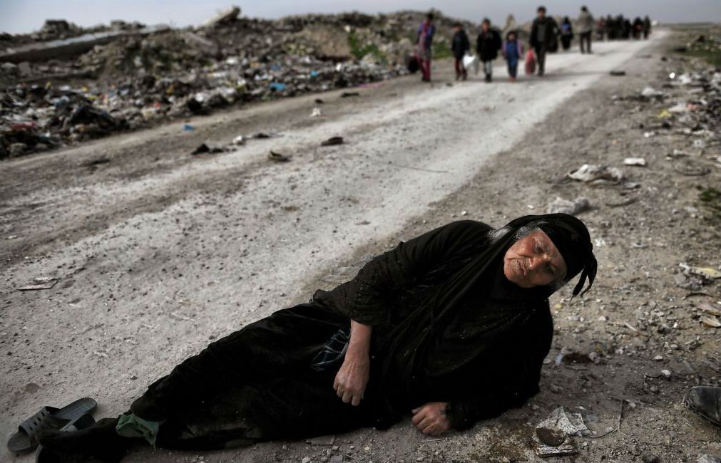 Civilians flee Mosul