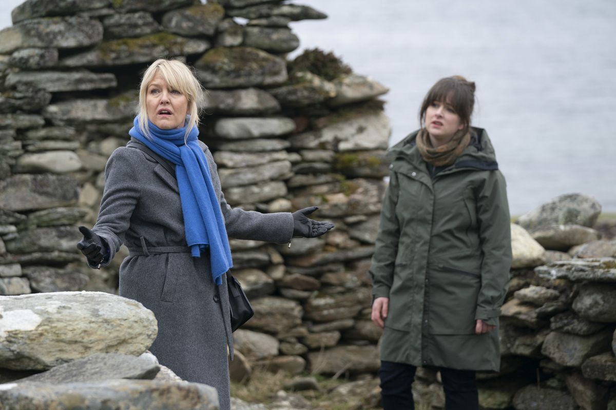 DI Ruth Calder (ASHLEY JENSEN);DI ‘Tosh’ McIntosh (ALISON O’DONNELL) looking worried in a field in Shetland season 8