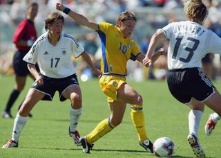 Hannah Ljungberg dribbling the ball