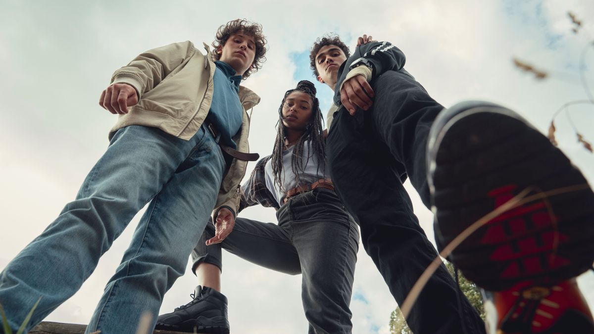 The main stars of Mortel looking down at the camera. 