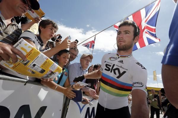 Mark Cavendish greeted by British fans