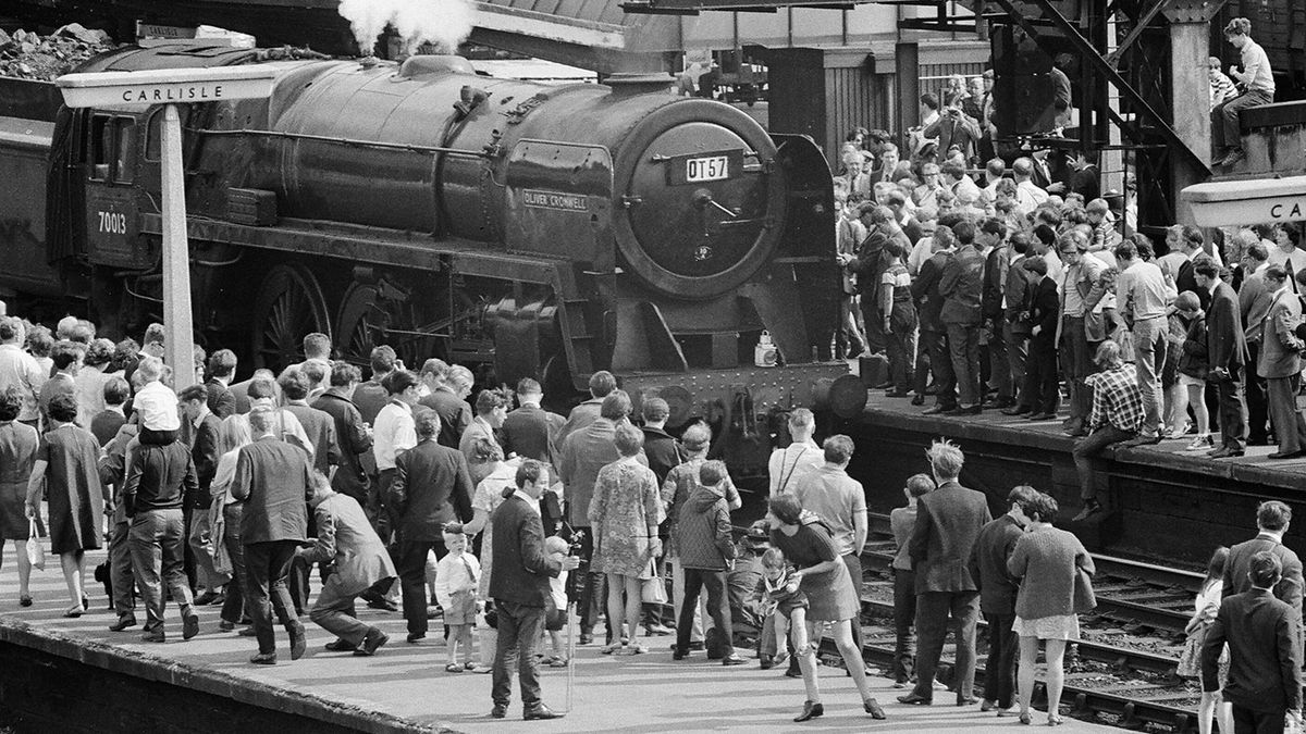 Steam engine passenger train фото 16