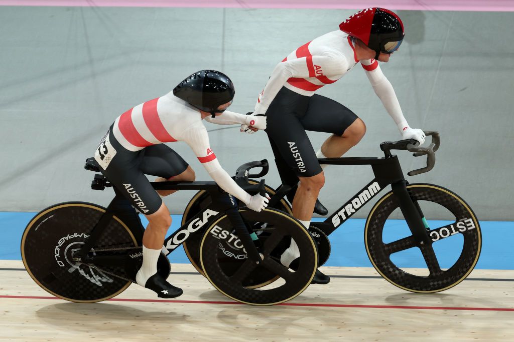 PARIS FRANCE AUGUST 10 Raphael Kokas and Maximilian Schmidbauer of Team Austria take over during the Mens Madison Final on day fifteen of the Olympic Games Paris 2024 at SaintQuentinenYvelines Velodrome on August 10 2024 in Paris France Photo by Tim de WaeleGetty Images