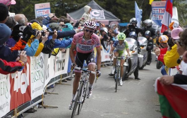 Alberto Contador (Saxo Bank-SunGard) dances clear of Nibali in the final kilometre.
