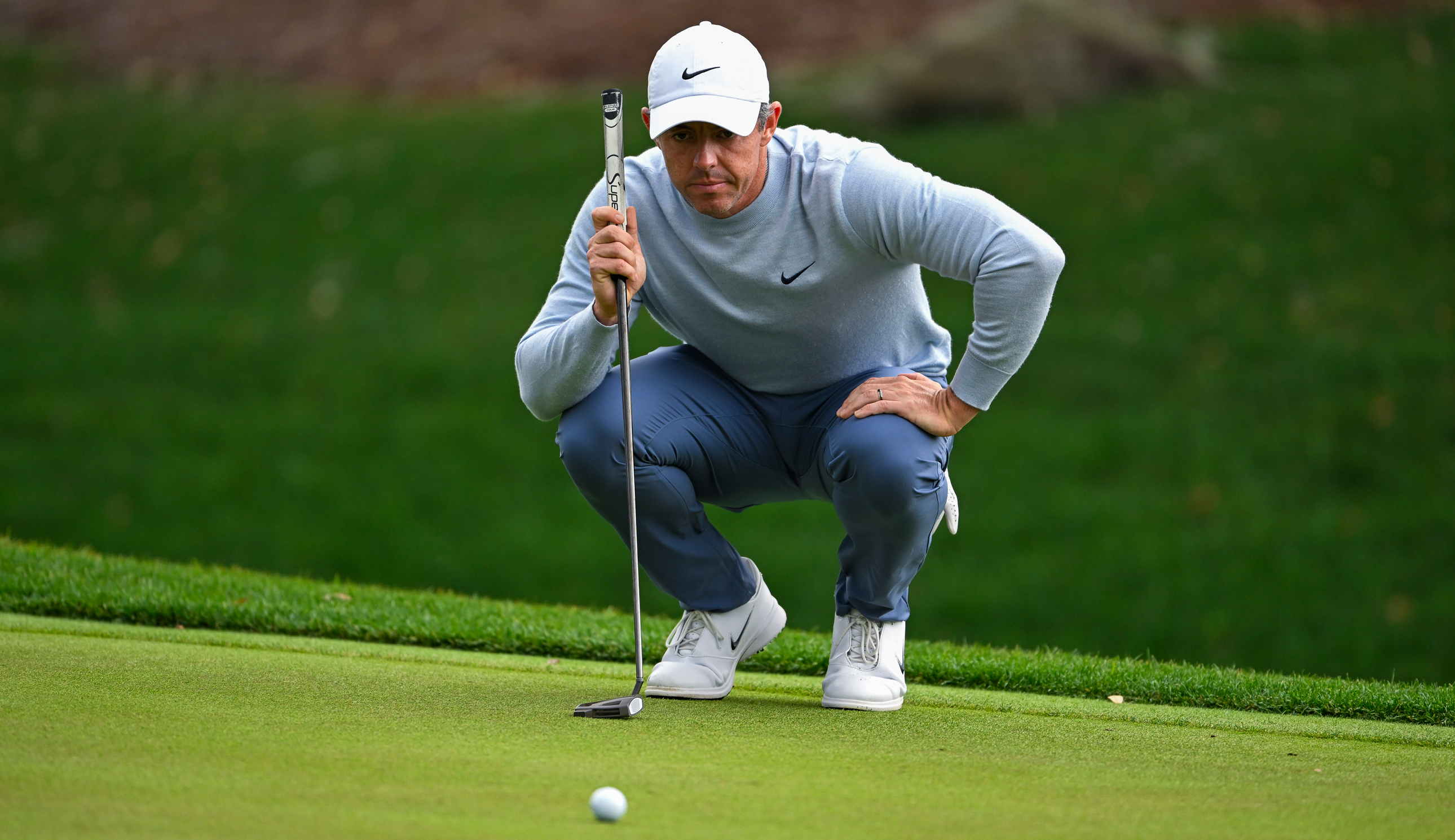 Rory McIlroy lines up a putt