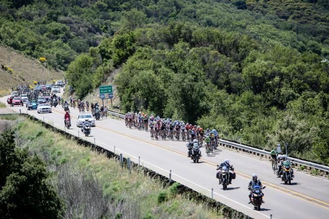 The peloton about to make the catch