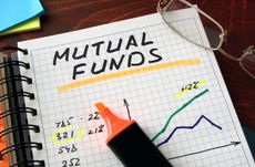 Notebook withmutual funds sign on a table. Business concept.