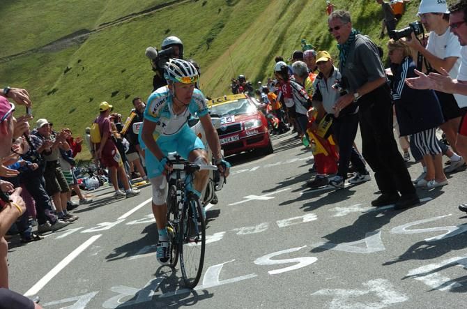 A bandaged Alexander Vinokourov (Astana) does his best up the Col de Peyresourde