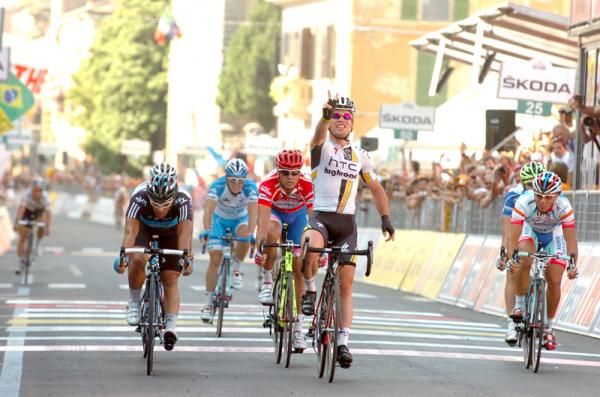 Mark Cavendish (HTC-Highroad) beats Appollonio and Petacchi to the line