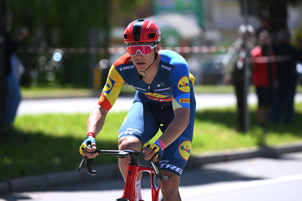 Giro d'Italia: Jhonatan Narváez holds off Tadej Pogačar in lighting ...