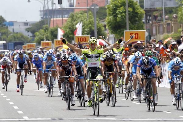 Andrea Guardini (Farnese Vini-Selle Italia) gets off the mark.