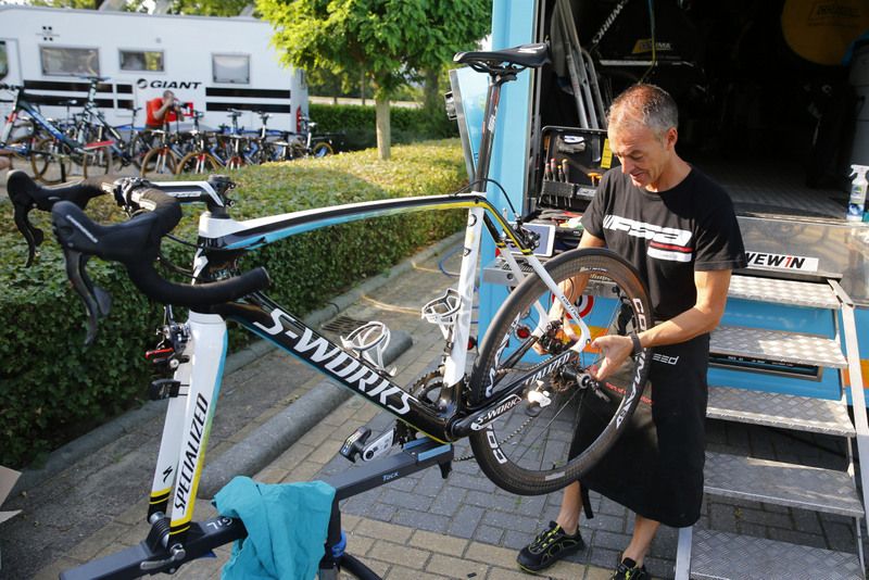 Wheel change for one of Astana's bikes
