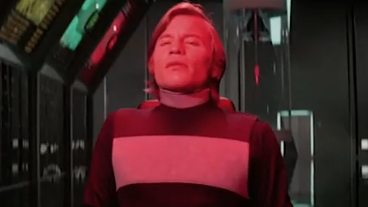 『ローガンズ・ラン』で赤いドレスを着たマイケル・ヨーク