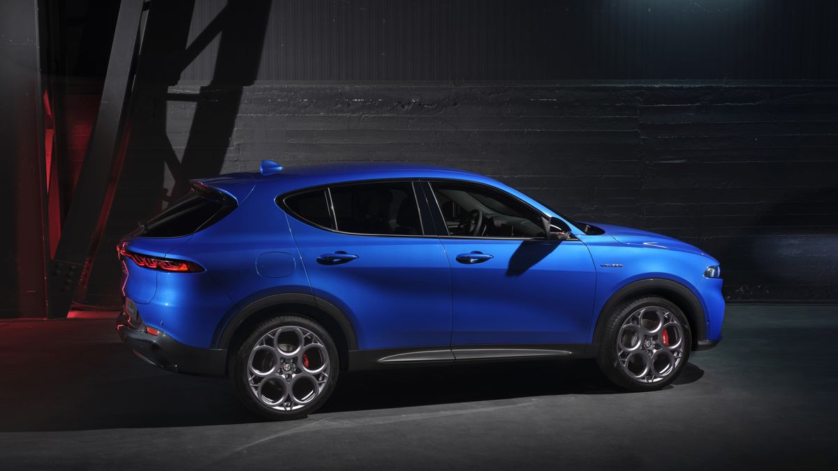 Side-view, angled shot of the Alfa Romeo Tonale